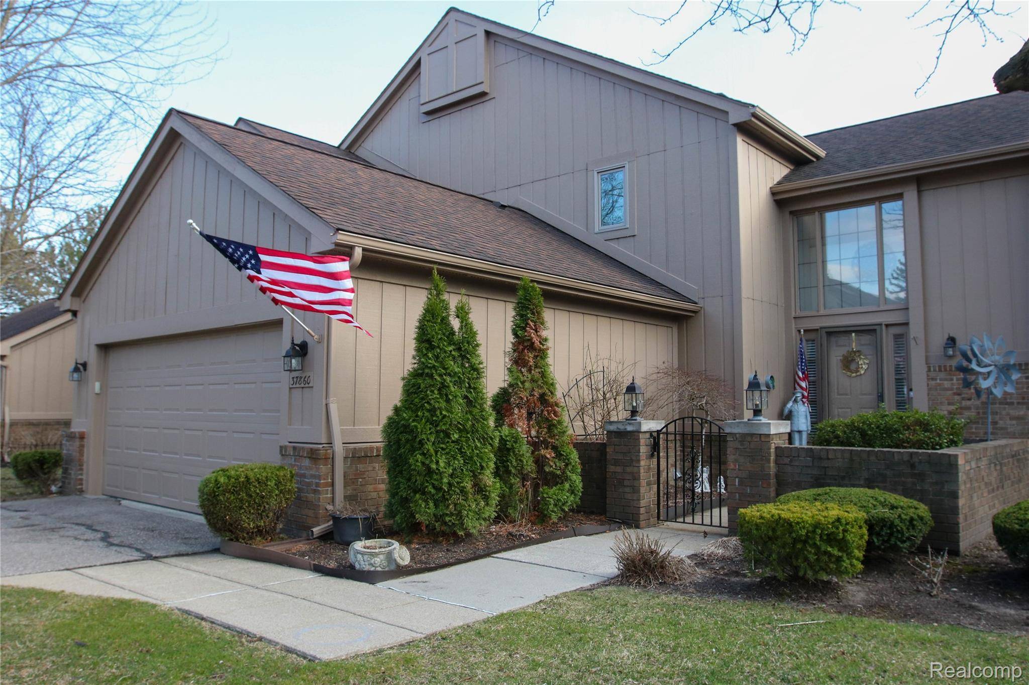 37860 N Laurel Park DR, Livonia, MI 48152