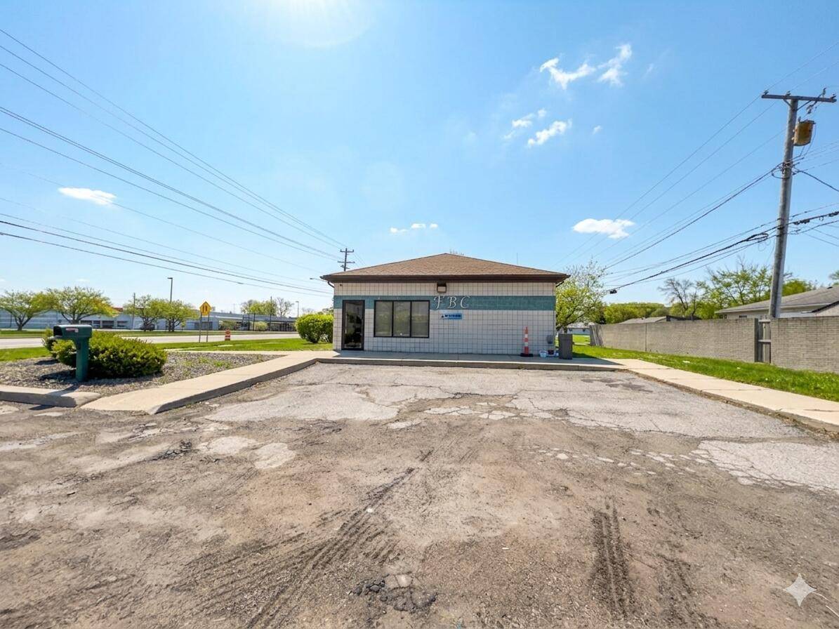 21720 15 MILE RD RD, Clinton Charter Twp, MI 48035