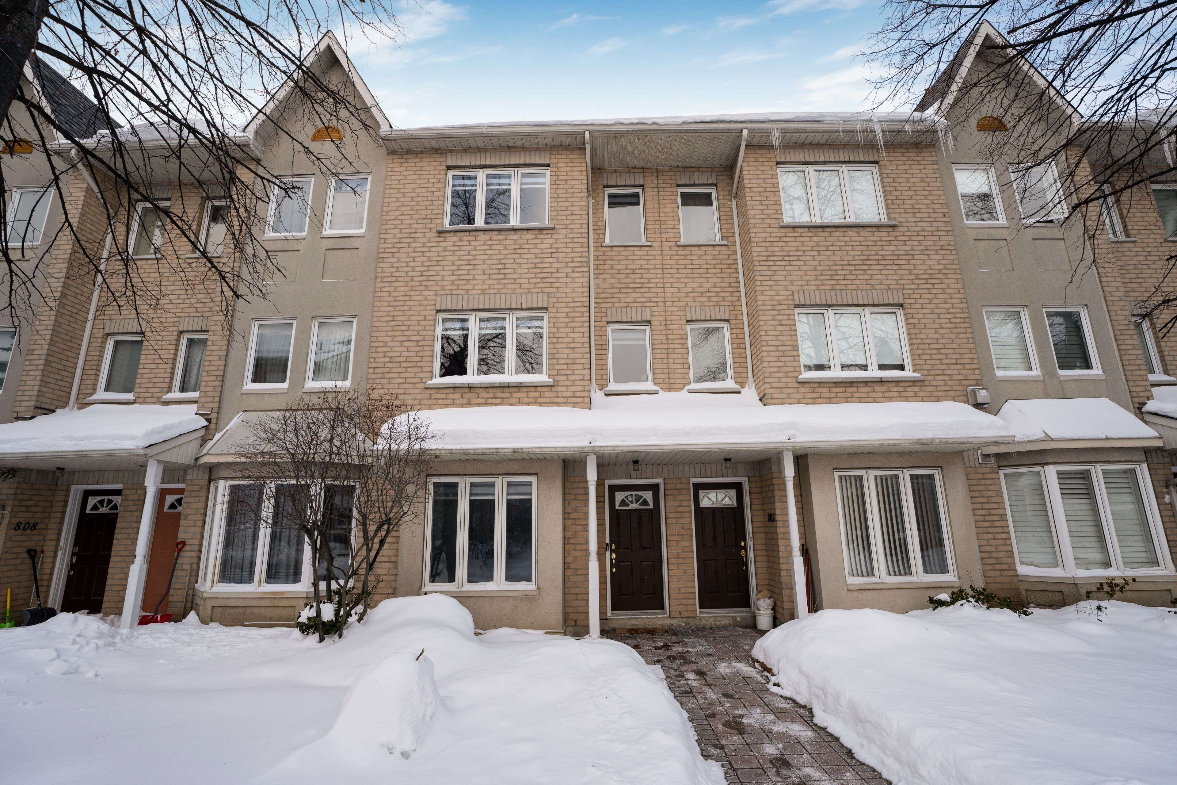 28 Rosebank DR #806, Toronto E11, ON M1B 5Z1