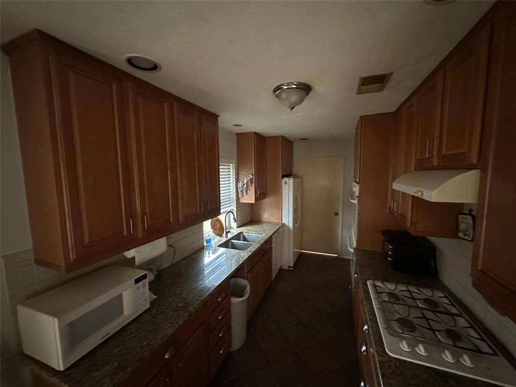 2517 Lawnview Drive, Carrollton, TX 75006