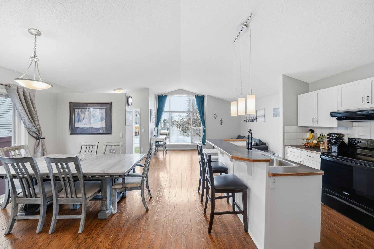 15 Cranberry SQ SE, Calgary, AB T3M 1J4