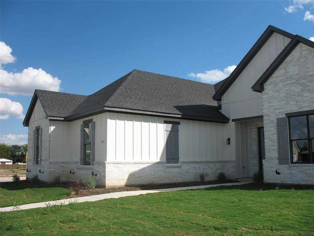 201 Cliff Court, Godley, TX 76044