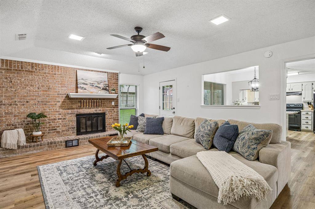 232 NE Shady Oaks Drive, Burleson, TX 76028