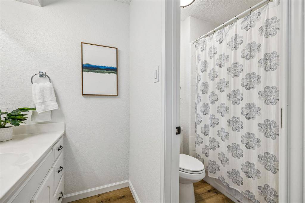 232 NE Shady Oaks Drive, Burleson, TX 76028