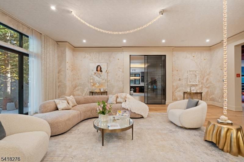 48 Pleasant Ave, Upper Saddle River Boro, NJ 07458