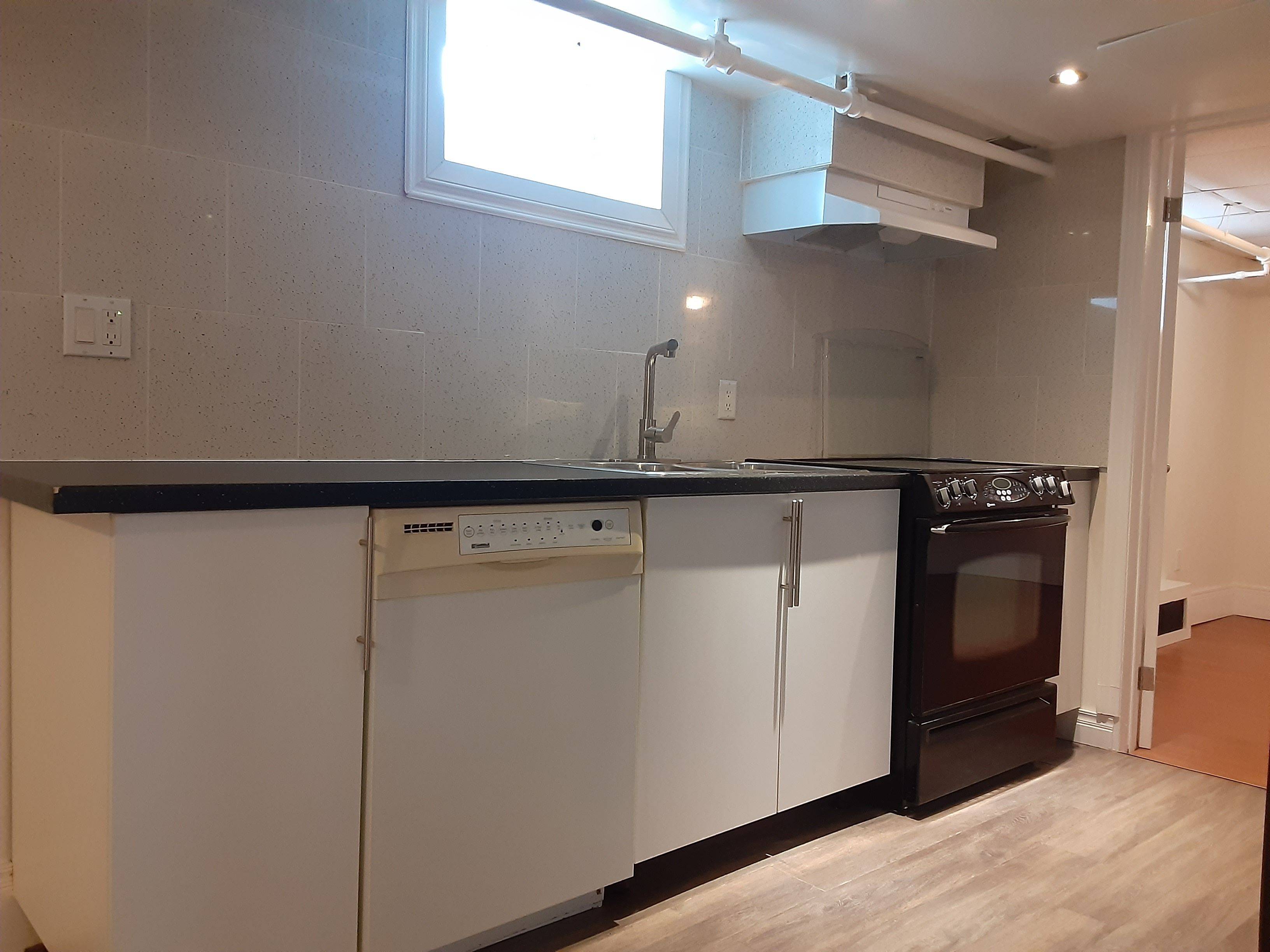 57 Hurd (lower level) ST, Bradford West Gwillimbury, ON L3Z 2B2