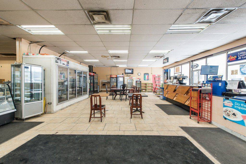 33 Eddystone AVE, Toronto W05, ON M3N 1H5