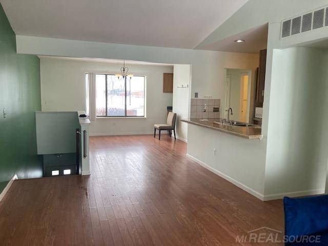 30783 Hidden Pines LN, Roseville, MI 48066