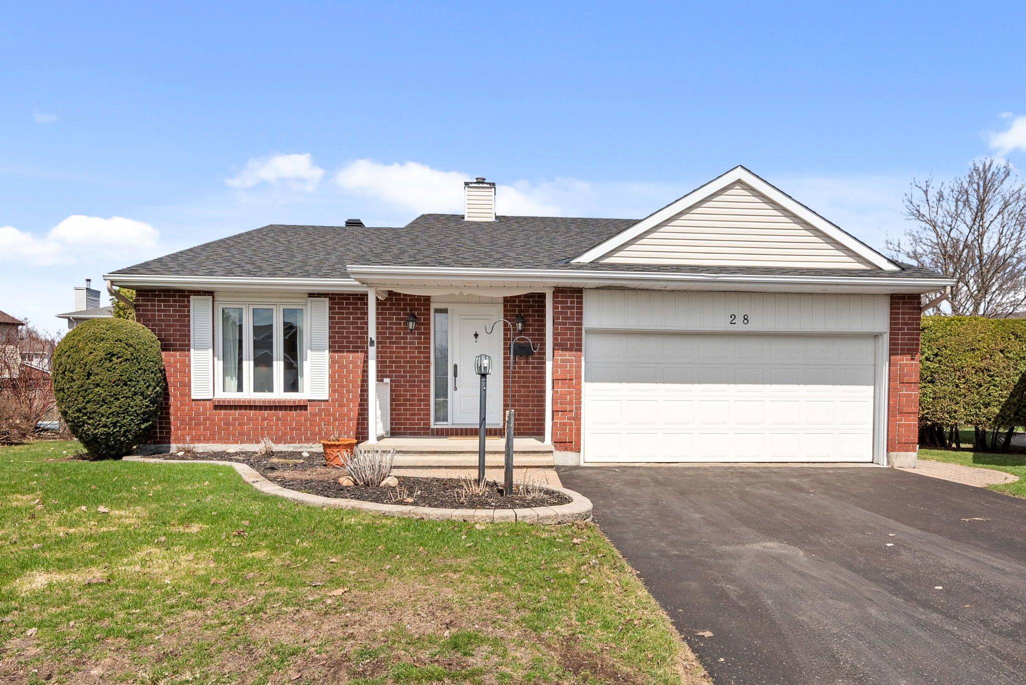28 Halley ST, Barrhaven, ON K2J 3W2