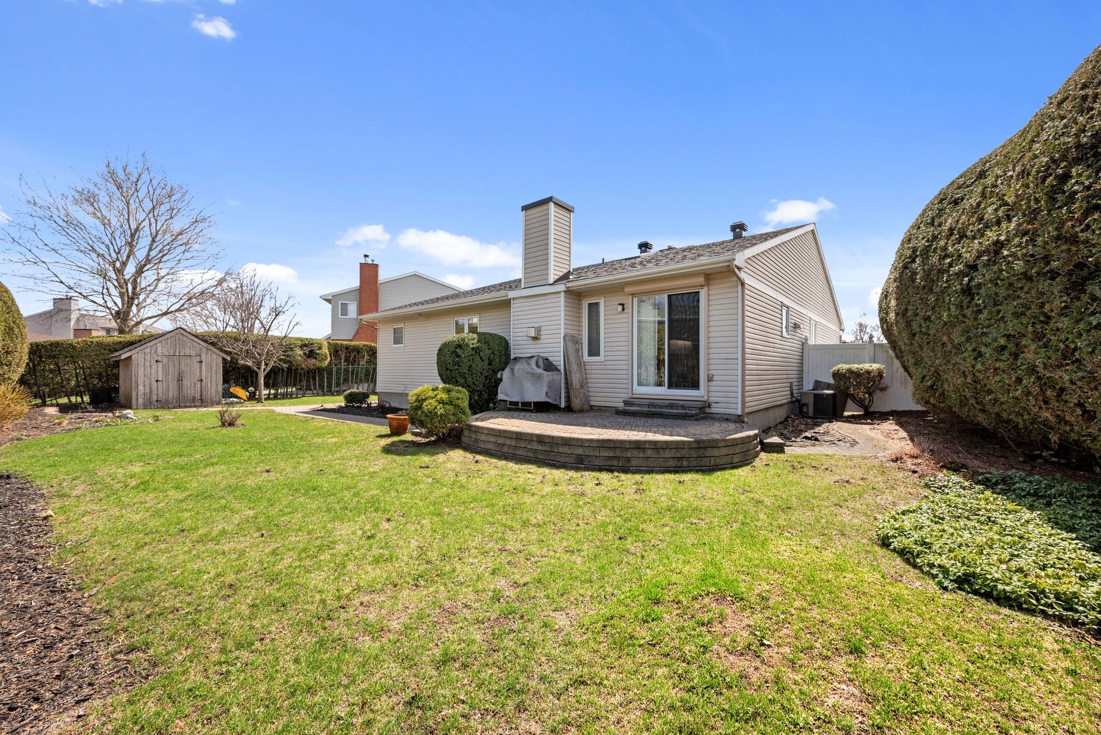 28 Halley ST, Barrhaven, ON K2J 3W2