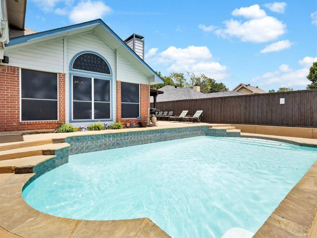 806 Red Oak Drive, Lewisville, TX 75067