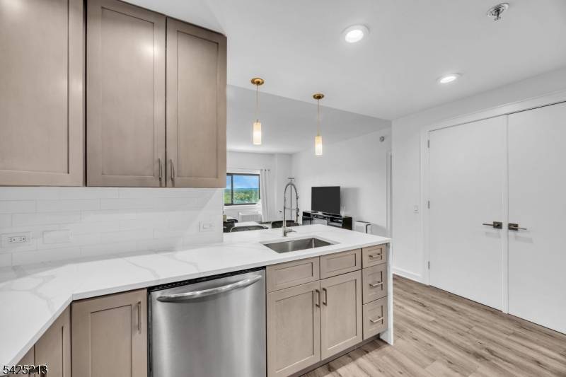 1 Carriage City Plz #1620, Rahway City, NJ 07065