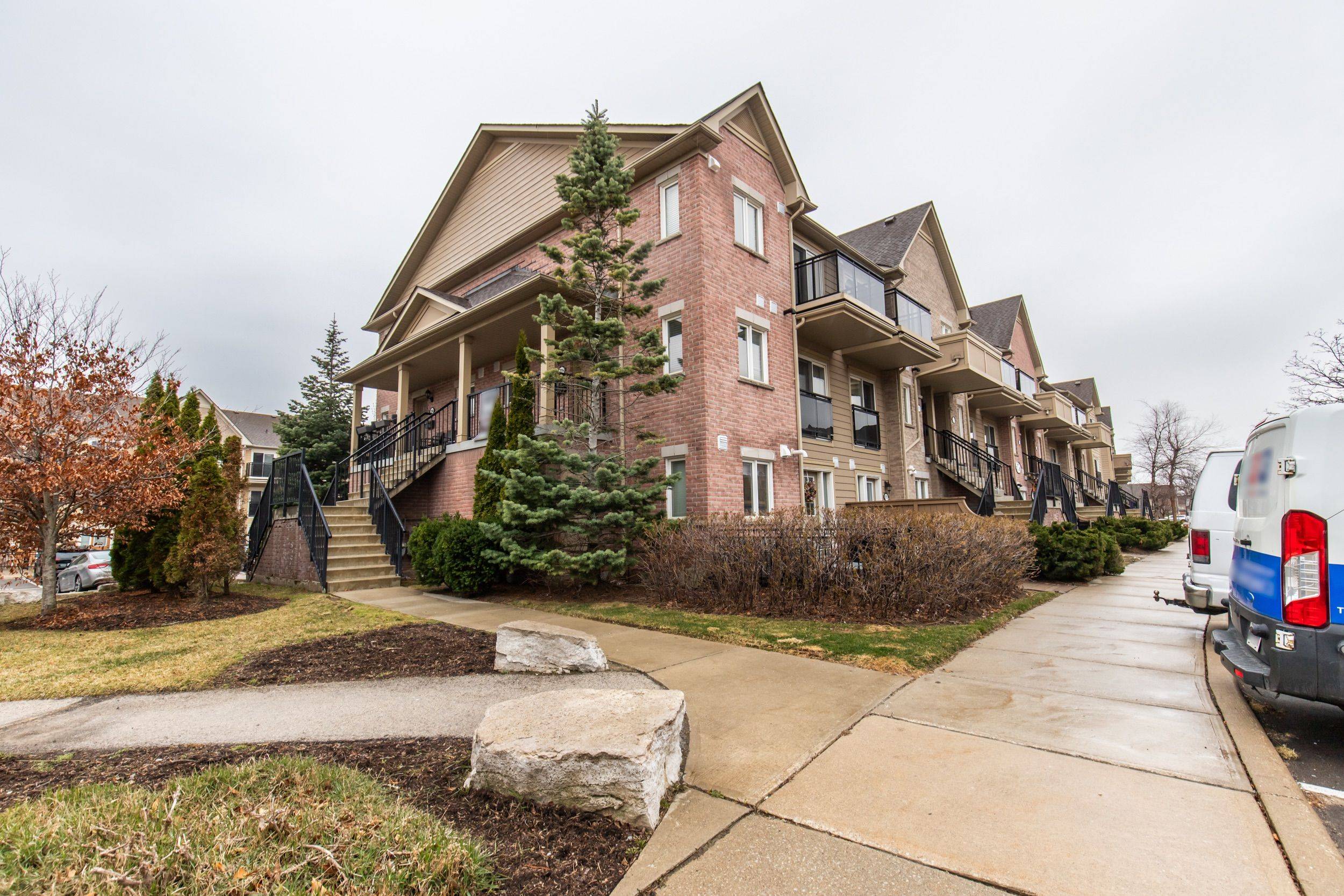 4975 Southampton DR #272, Mississauga, ON L5M 8C8