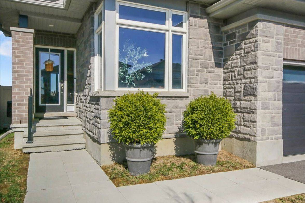 77 Dunlop RD, Carleton Place, ON K7C 0R8