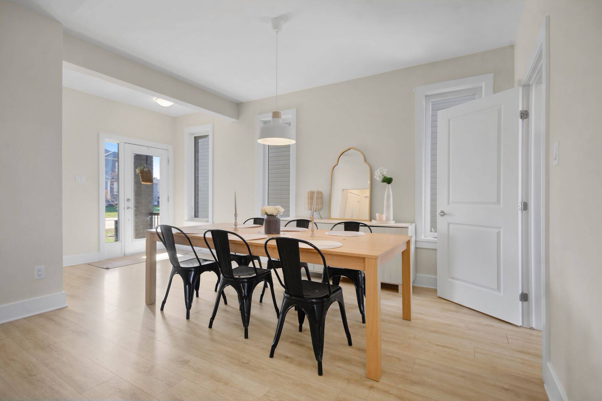 77 Dunlop RD, Carleton Place, ON K7C 0R8