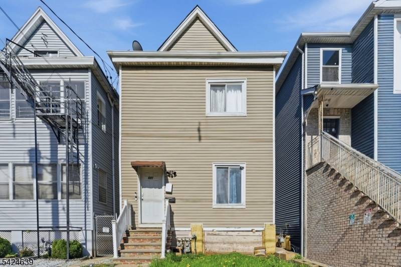 521 Maple Ave, Elizabeth City, NJ 07202