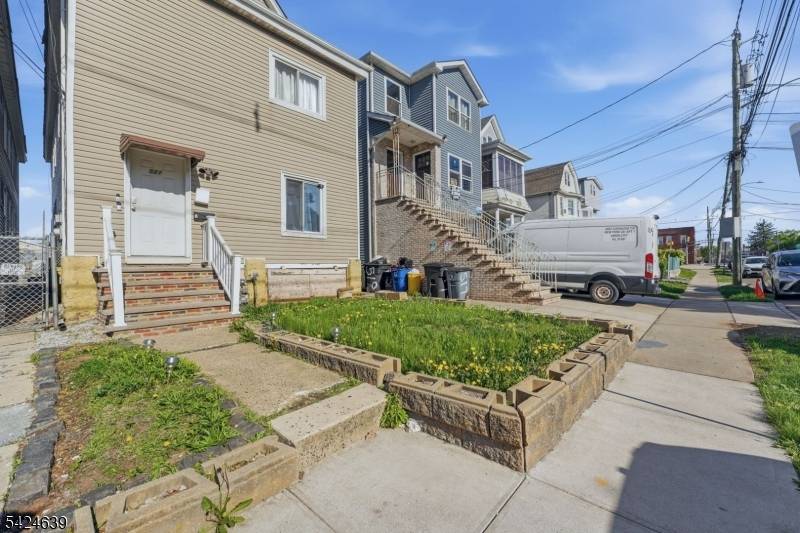 521 Maple Ave, Elizabeth City, NJ 07202