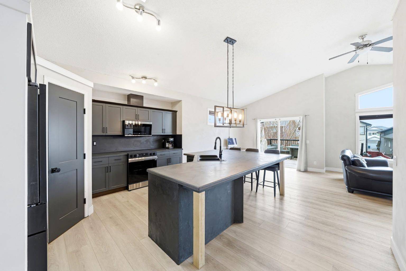 165 Thornfield Close SE, Airdrie, AB T4A 2K8