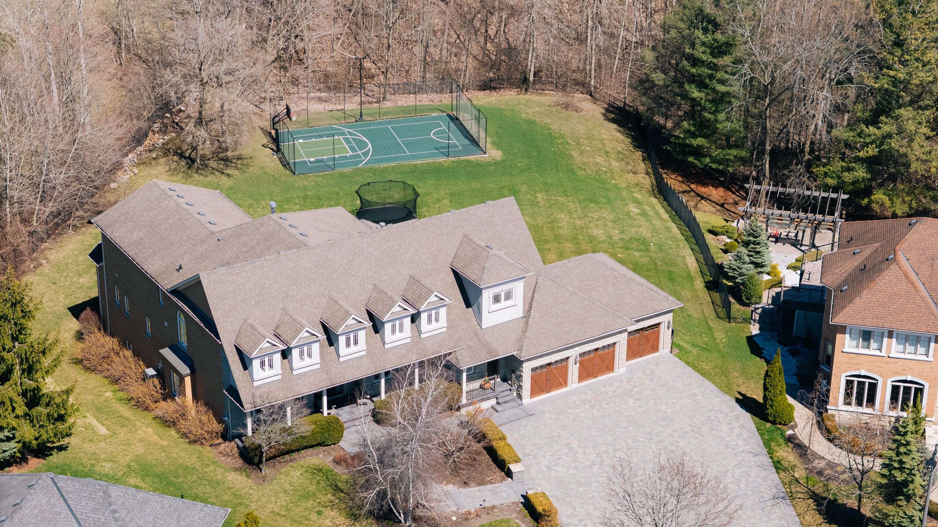 9 Black CT, Aurora, ON L4G 8A1