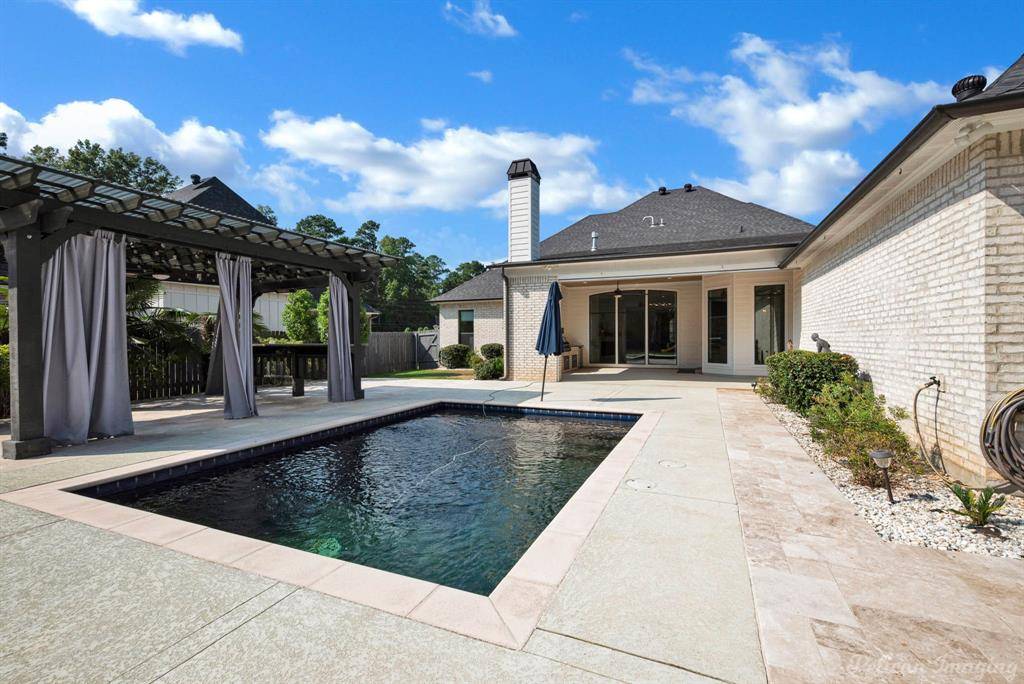 407 Oakwood Trace Court, Shreveport, LA 71106