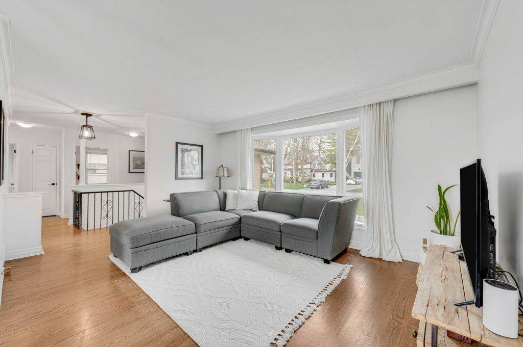 602 Stephens CRES, Oakville, ON L6K 1Y3