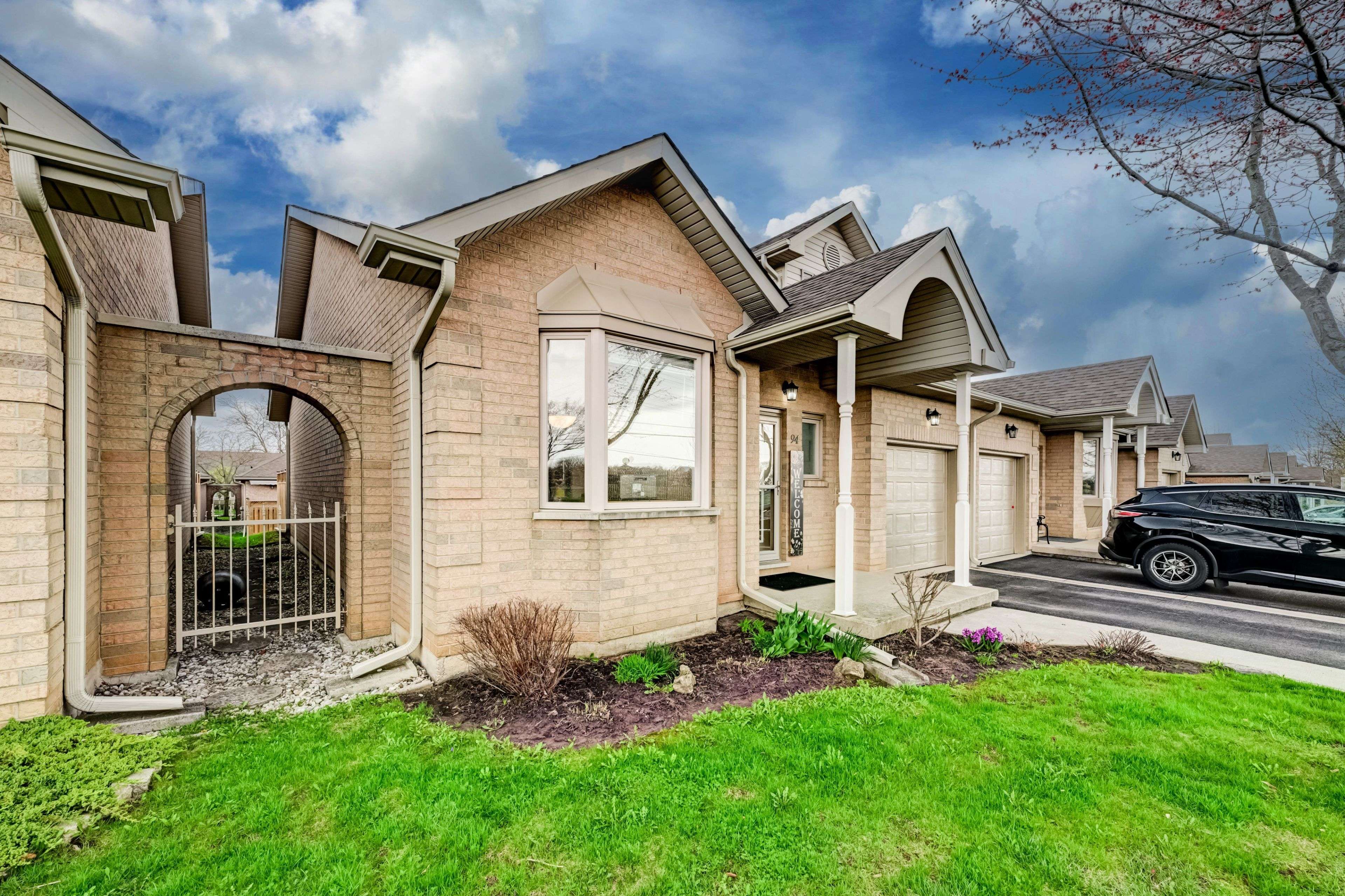 94 Greentrail DR #44, Hamilton, ON L0R 1W0