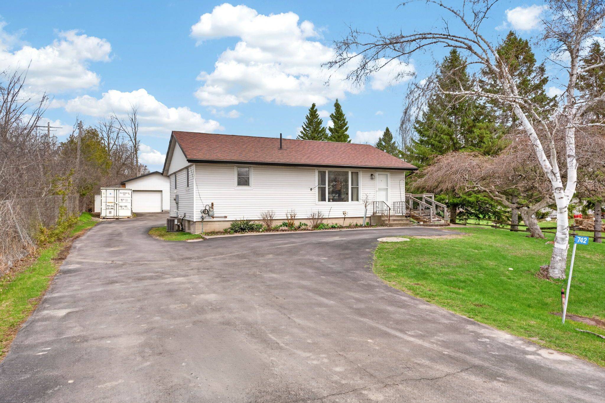 742 Wallbridge-Loyalist RD, Belleville, ON K8N 4Z5