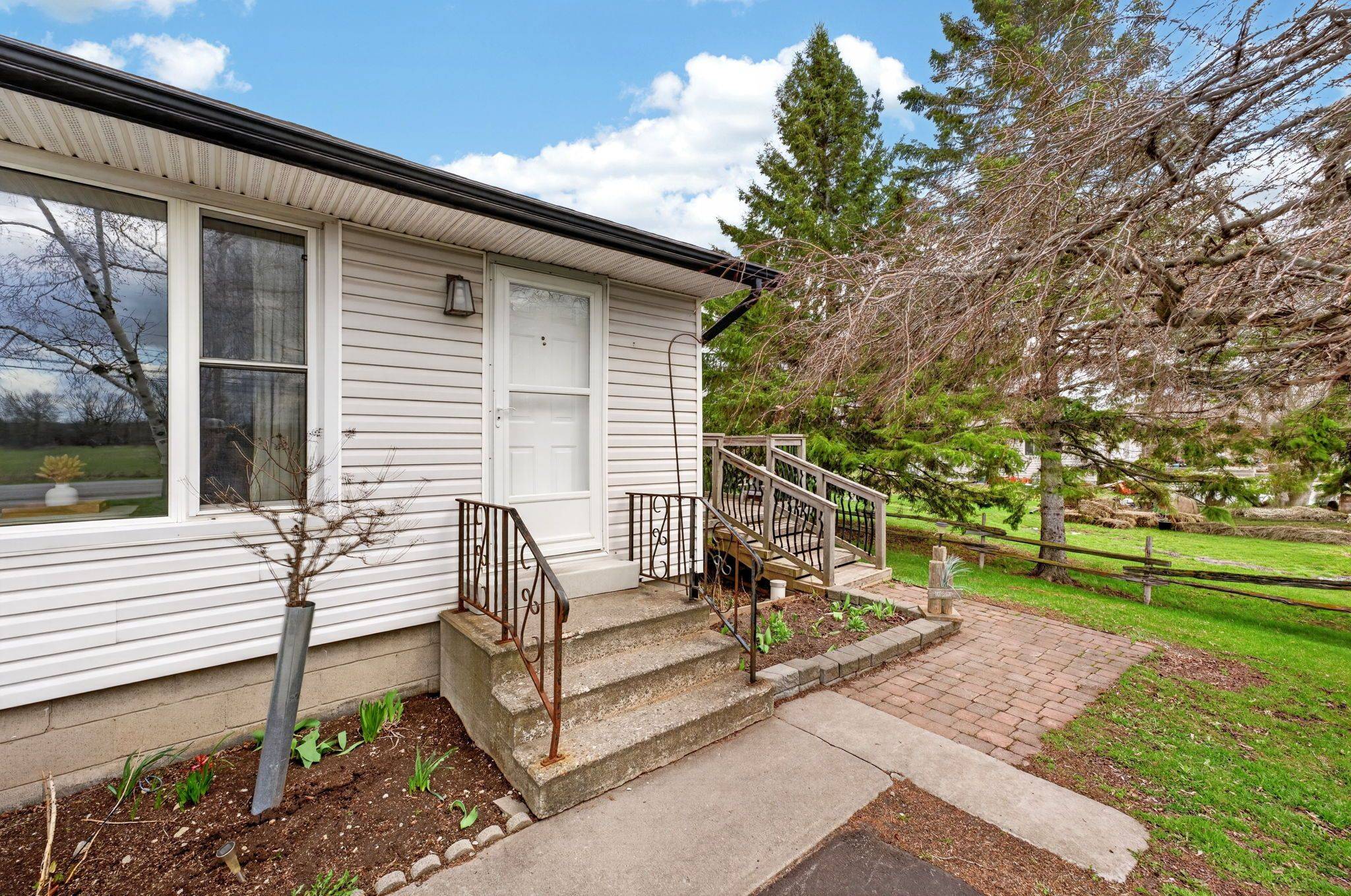 742 Wallbridge-Loyalist RD, Belleville, ON K8N 4Z5