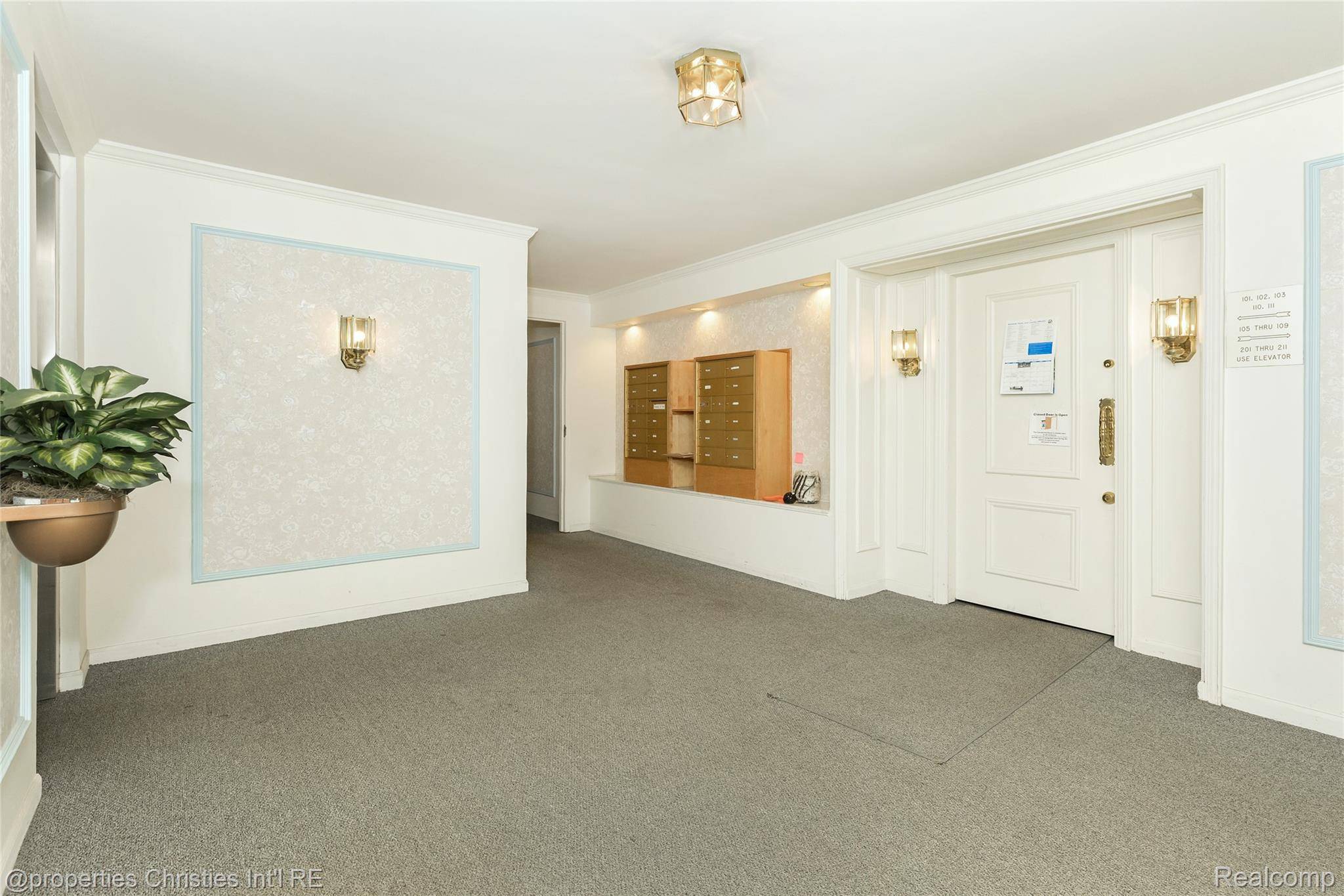 19710 W 13 Mile RD #101, Beverly Hills Village, MI 48025