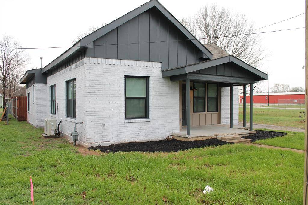 104 S Hubbard Street, Alvord, TX 76225