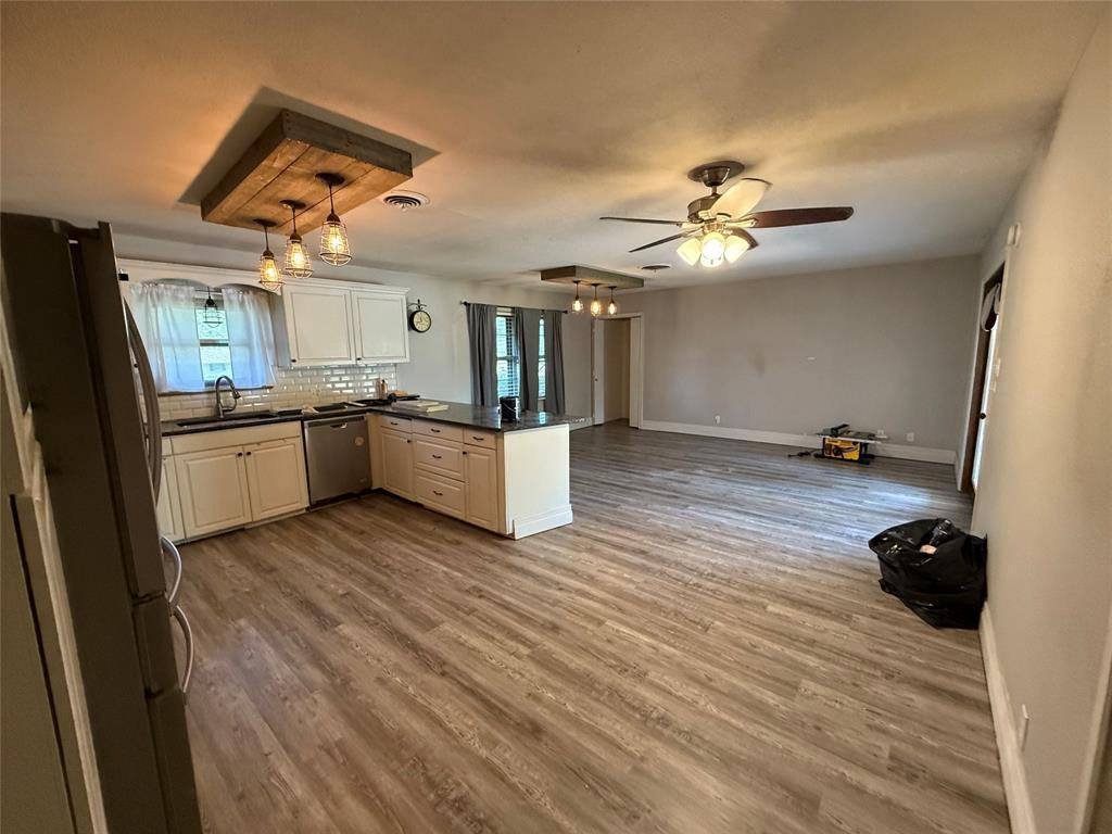 1412 Hillcrest Street, Ennis, TX 75119