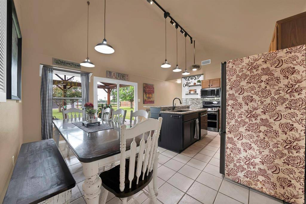 328 E Vaughn Road, Cleburne, TX 76031