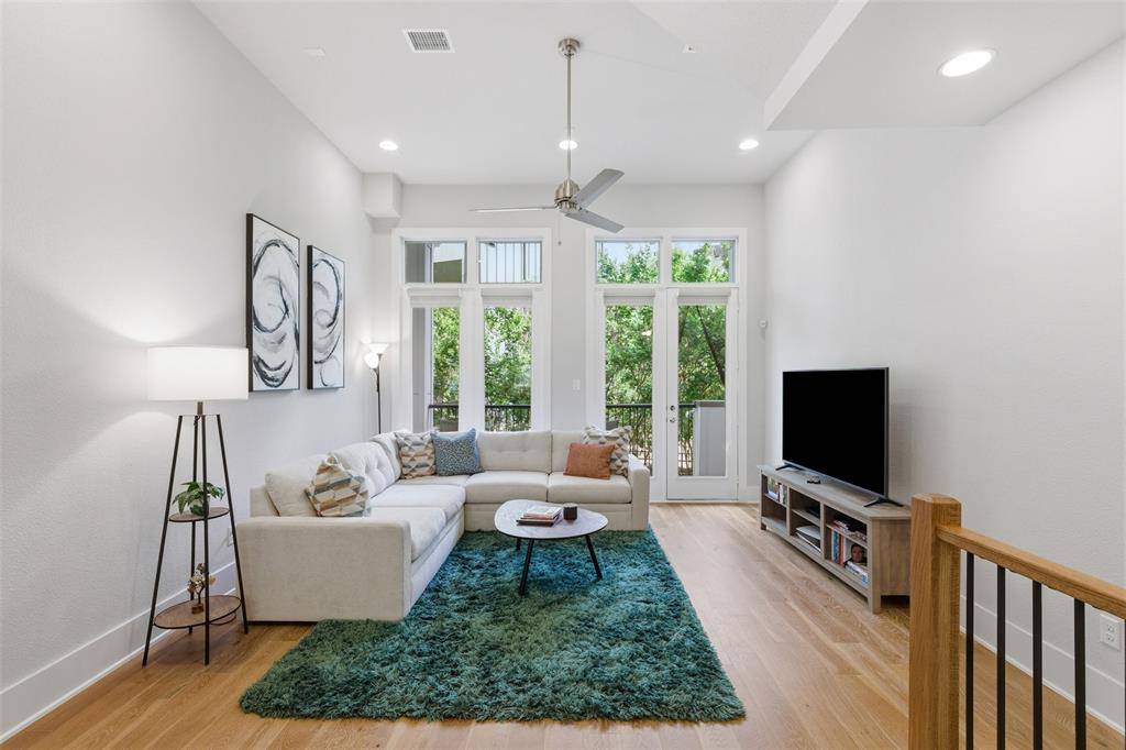 381 E Greenbriar Lane #1002, Dallas, TX 75203