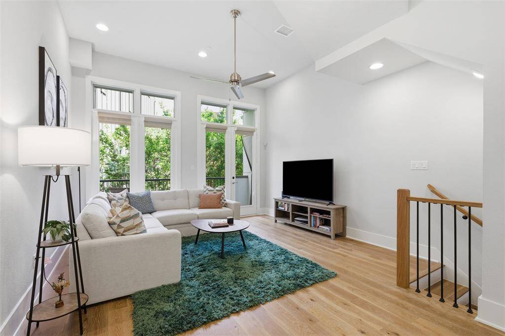 381 E Greenbriar Lane #1002, Dallas, TX 75203