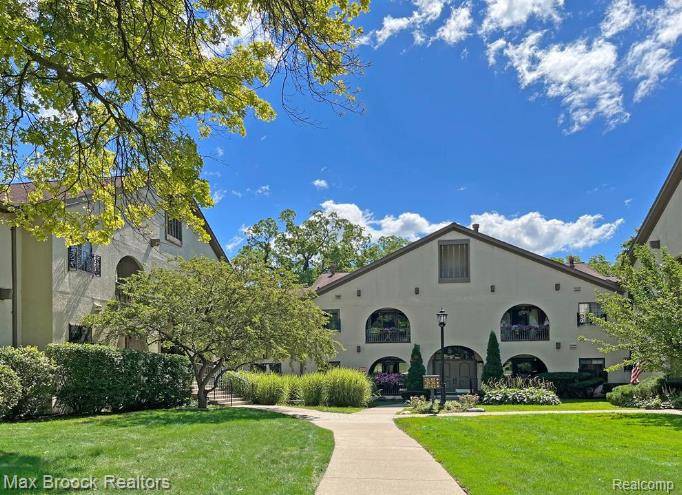 42160 Woodward AVE #42, Bloomfield Hills, MI 48304