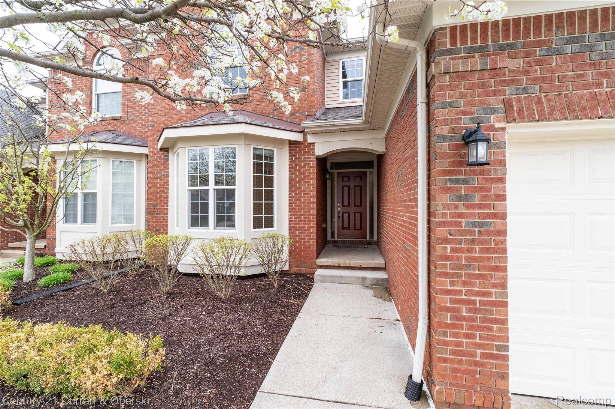 24838 Valleywood DR, Lyon Charter Township, MI 48178