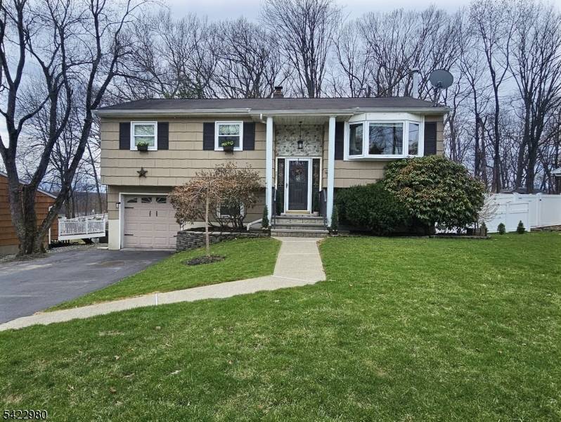 23 Rosemont Rd, Jefferson Twp., NJ 07438