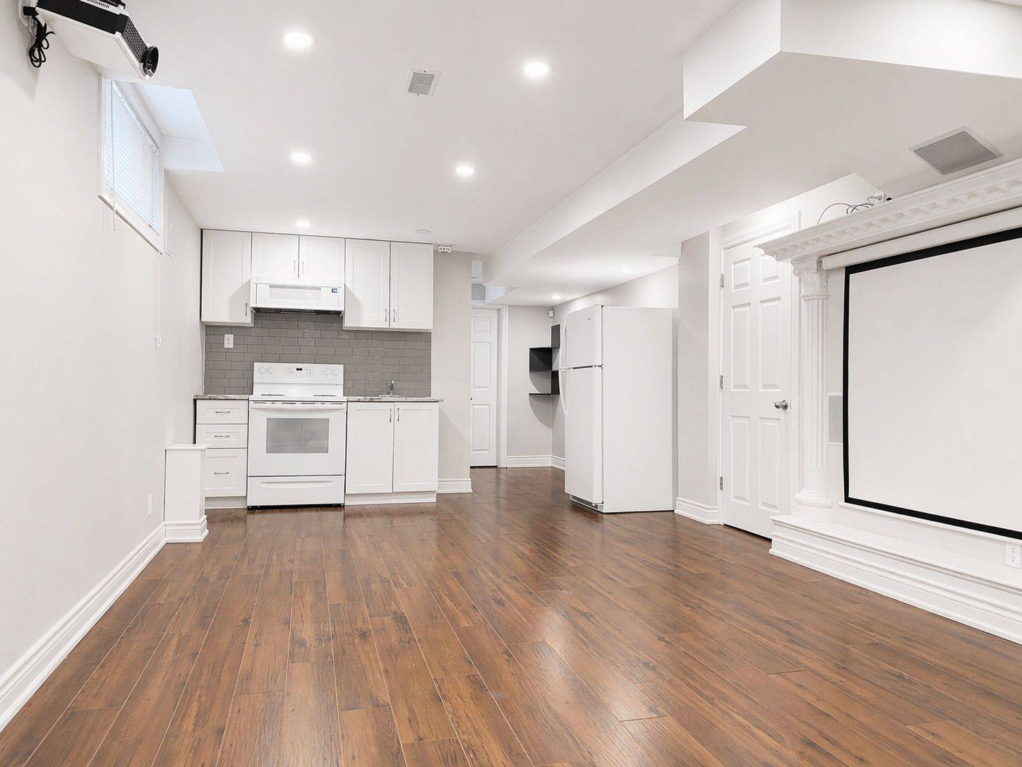 35 Kavanagh AVE E #Bsmt, East Gwillimbury, ON L9N 0P6