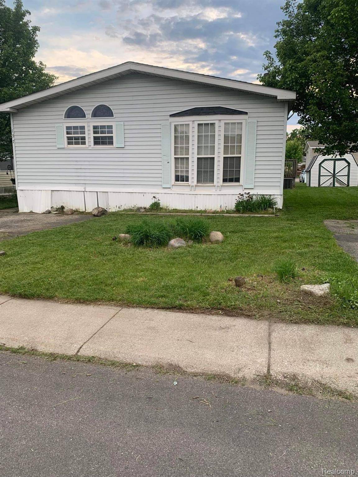 137 Scarlet Oak Lane, Oakland Charter Township, MI 48371