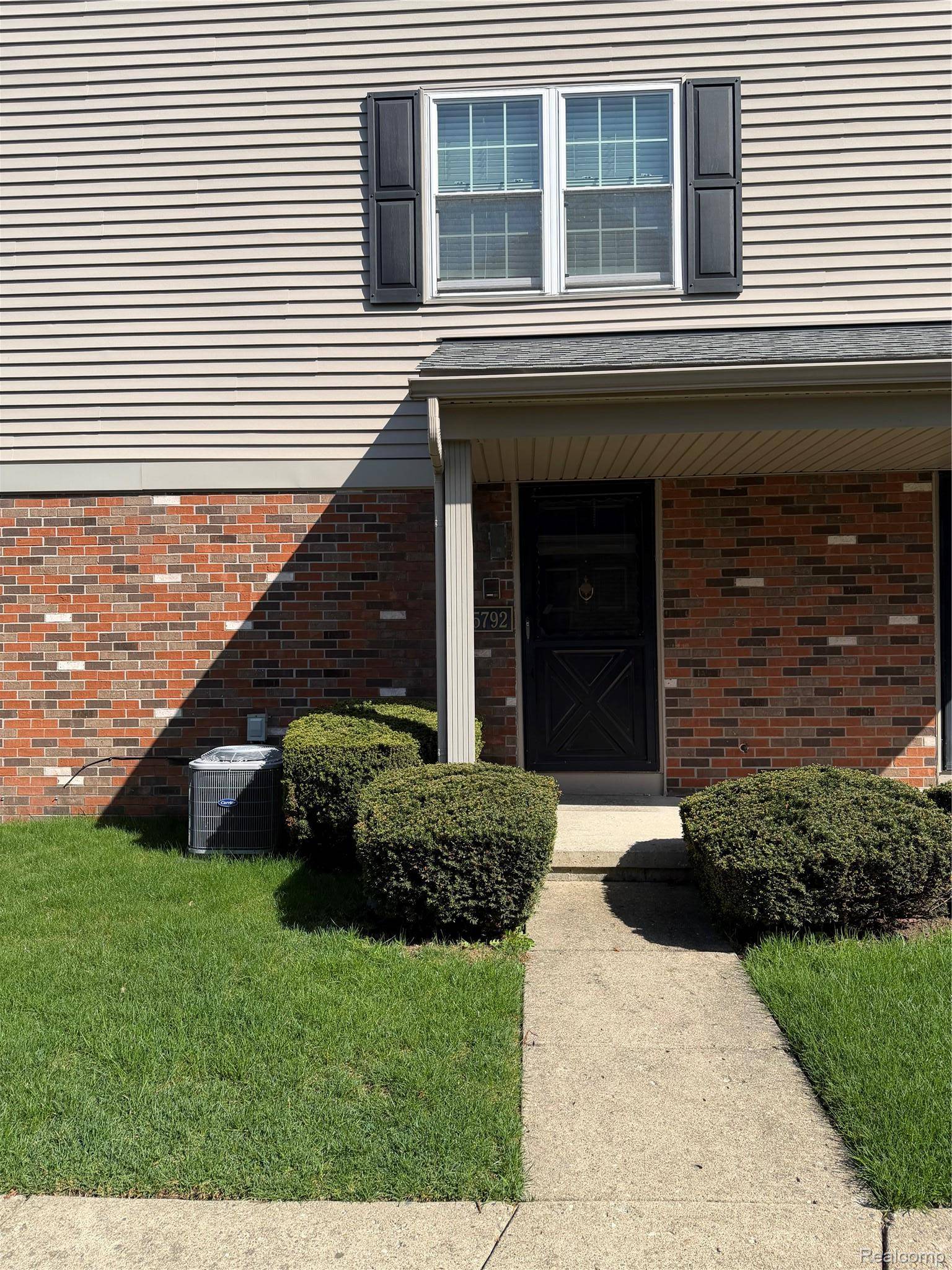 15792 CAMBRIDGE DR, Clinton Charter Township, MI 48038