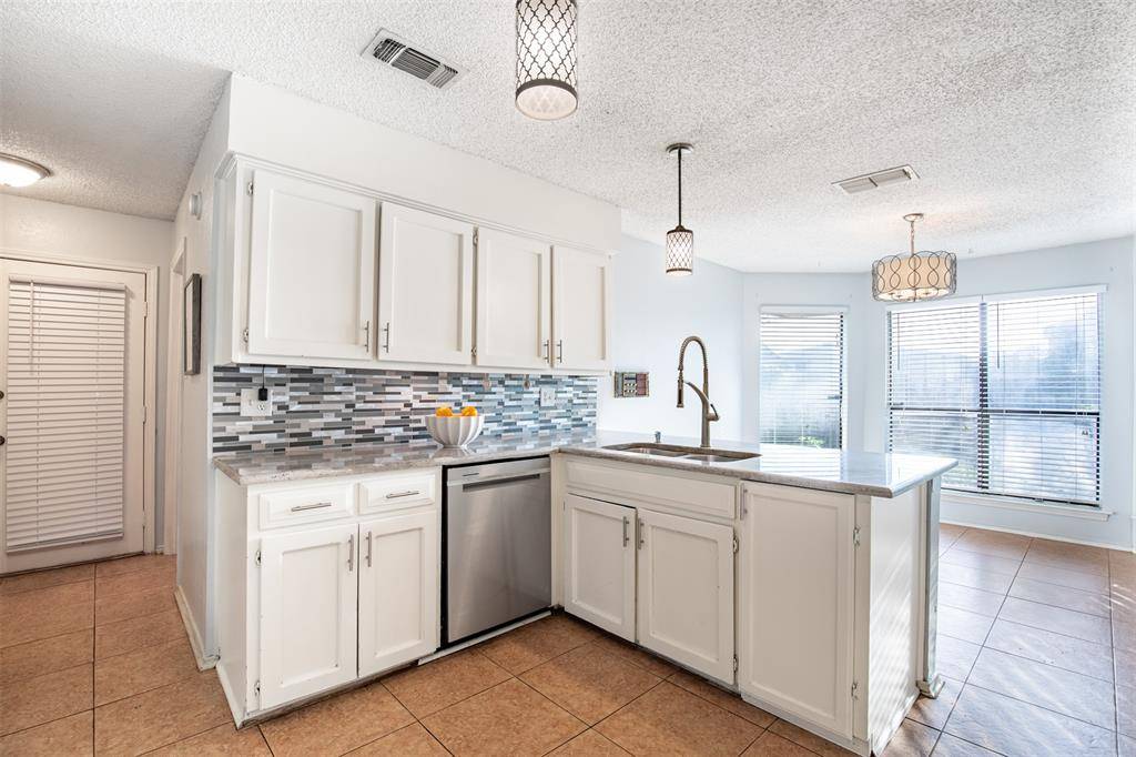 1102 St Croix Court, Arlington, TX 76012