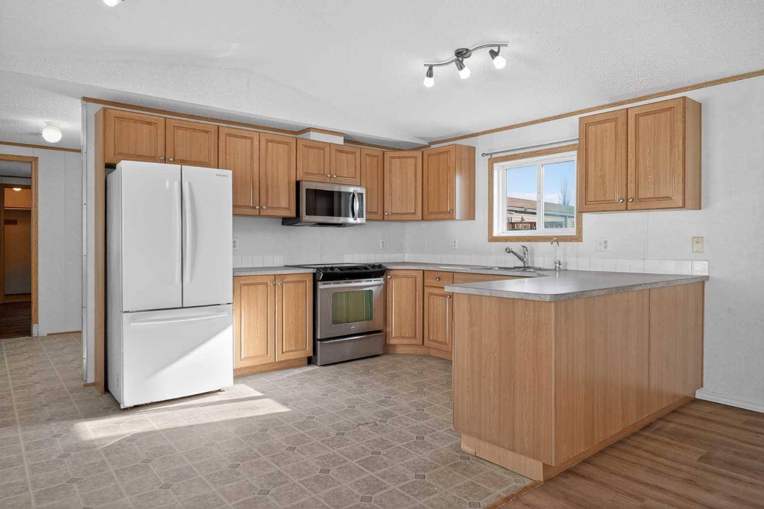 125 Erin Woods CIR SE, Calgary, AB T2B 3E1