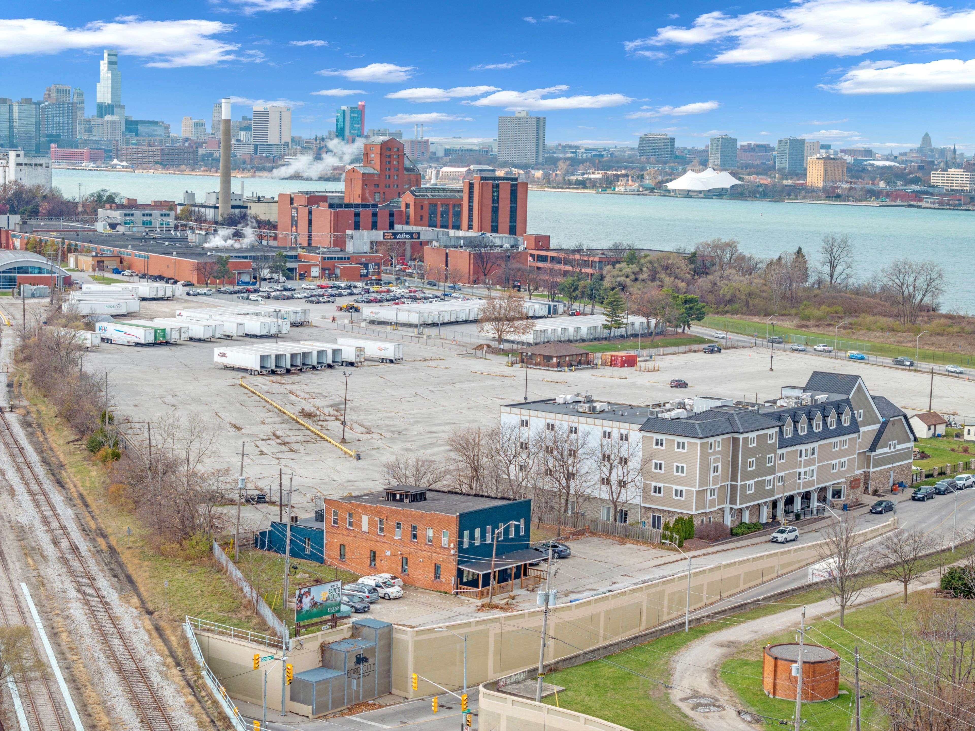 279 Drouillard RD #4, Windsor, ON N8Y 2P4