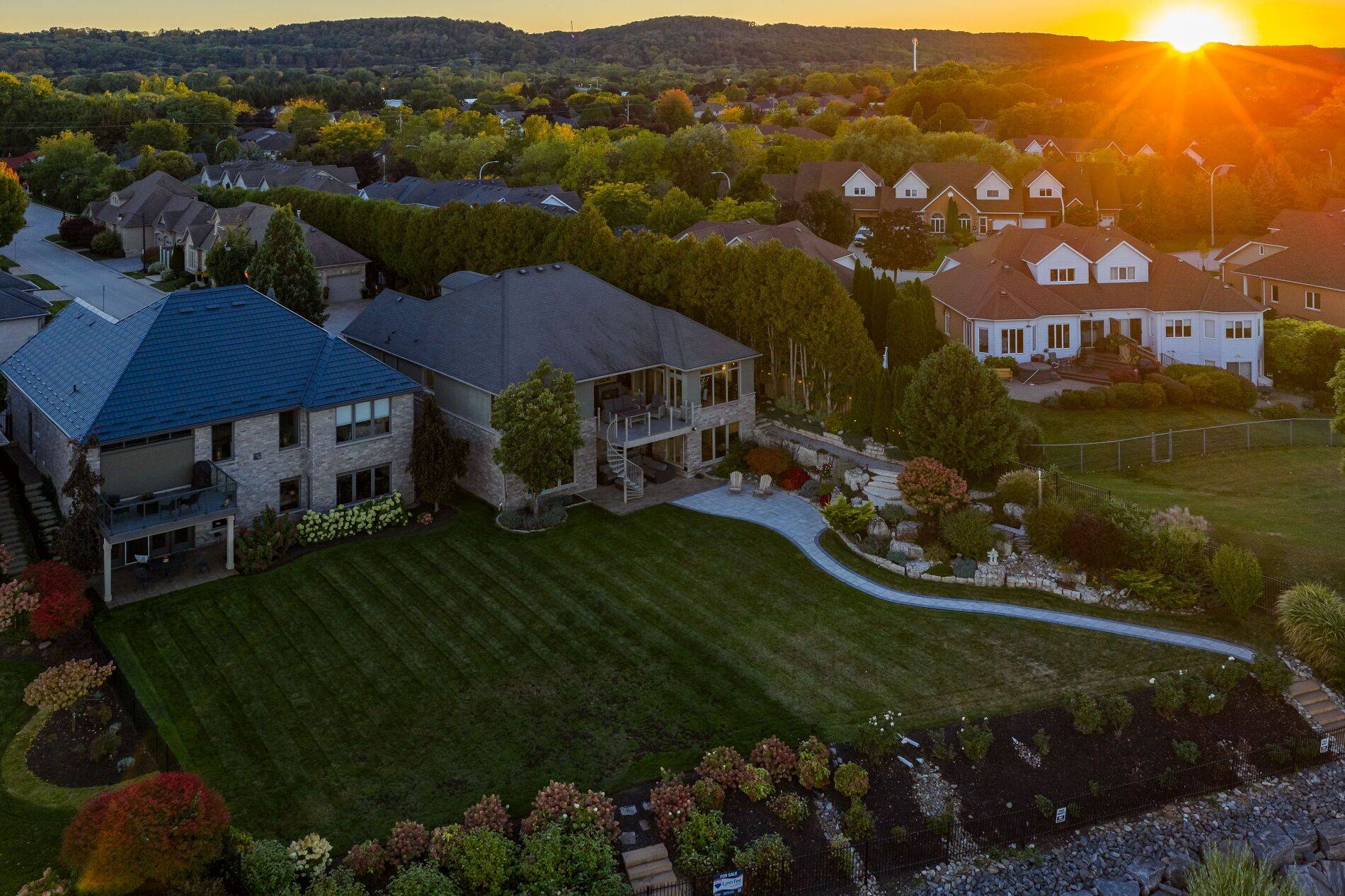 61 Lake ST #3, Grimsby, ON L3M 2G6