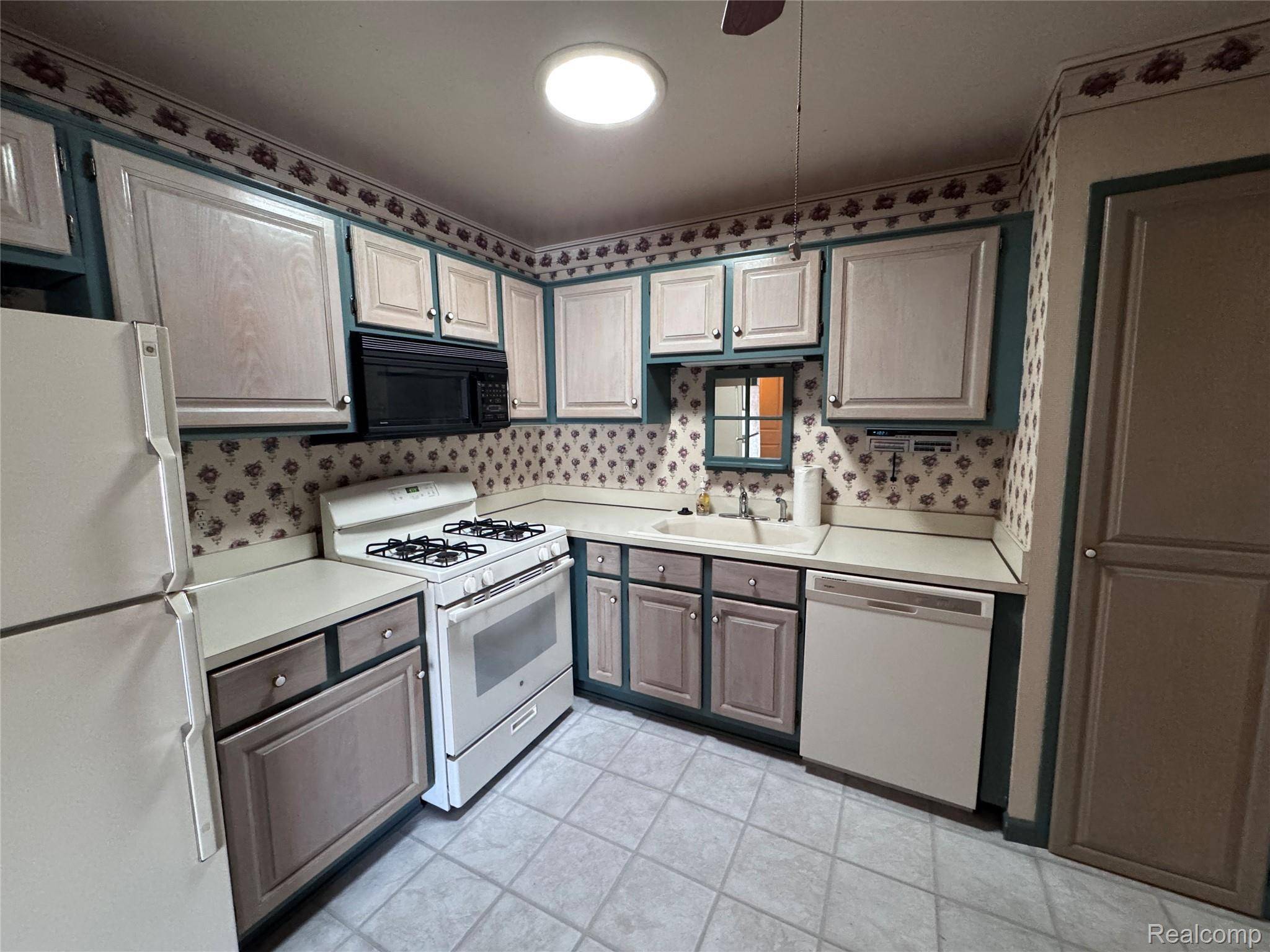 38984 Golfview DR W, Clinton Charter Township, MI 48038