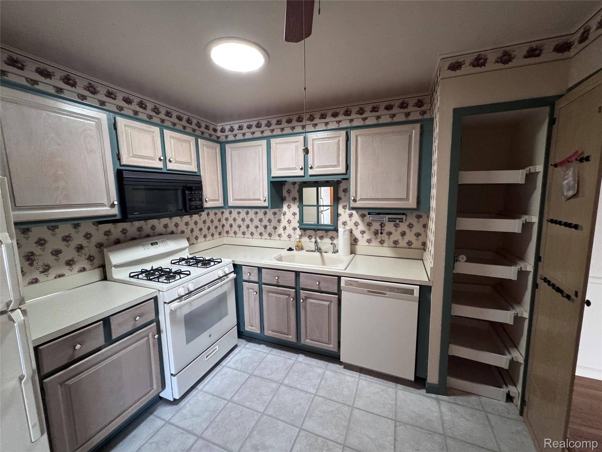 38984 Golfview DR W, Clinton Charter Township, MI 48038