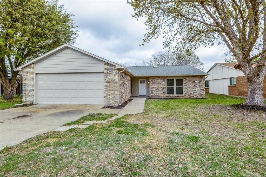 2105 Newbury Drive, Arlington, TX 76014