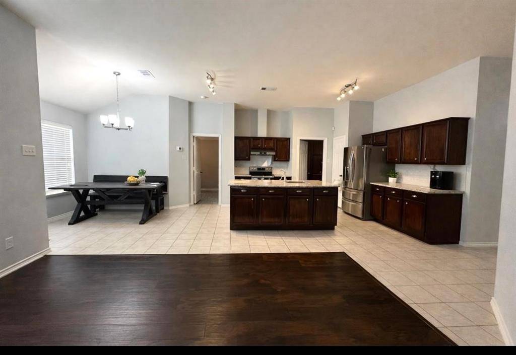 208 creek point Lane, Arlington, TX 76002