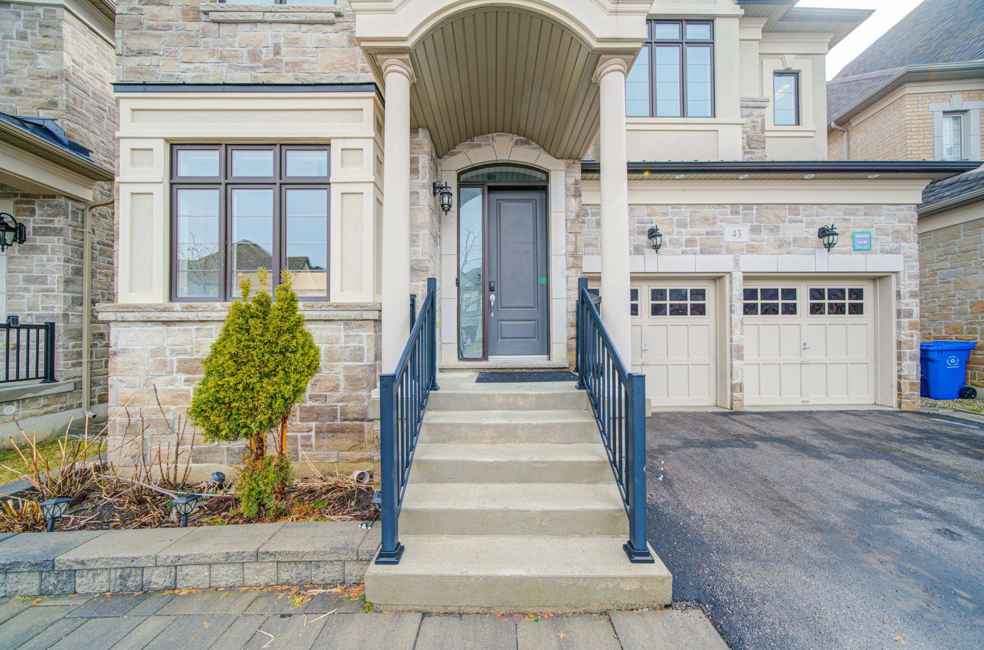 43 Mike Boshevski CT, Aurora, ON L4G 3G7