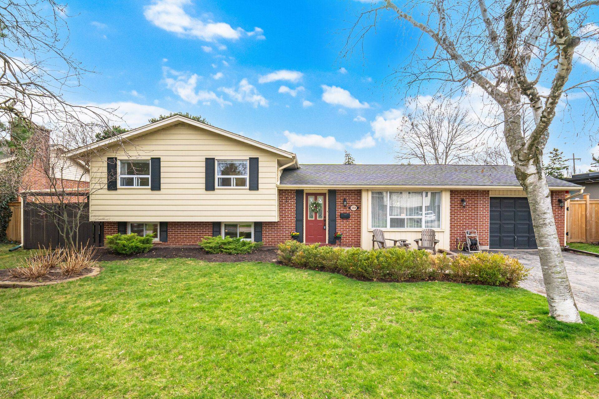 188 White Pines DR, Burlington, ON L7L 4E4